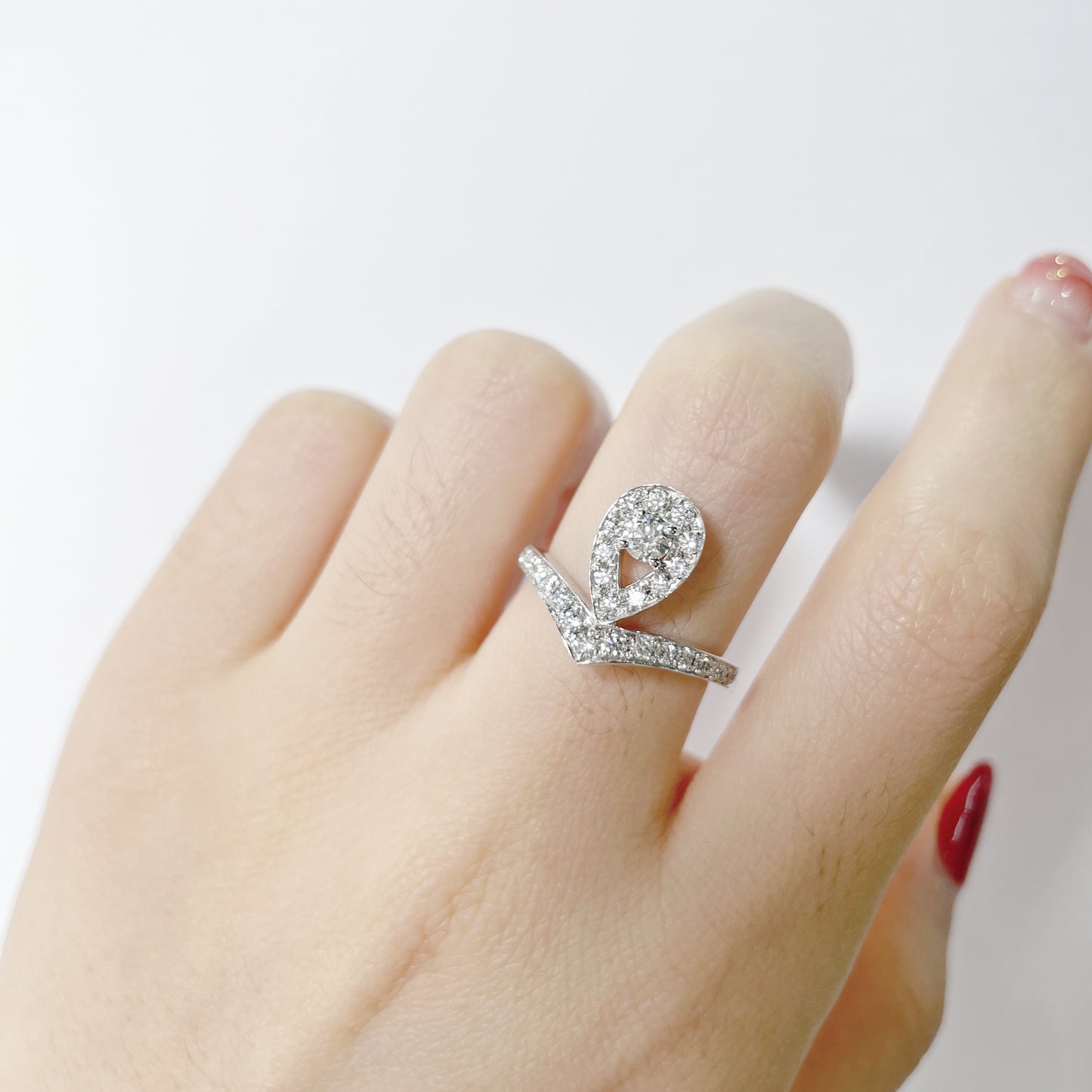 Gleaming Droplet Diamond Ring