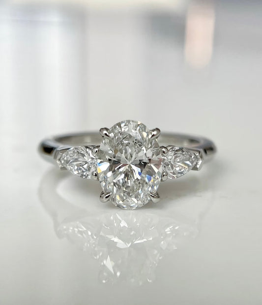 18k Gold 1.5ct Oval Lab-Grown Three stones Diamond Ring