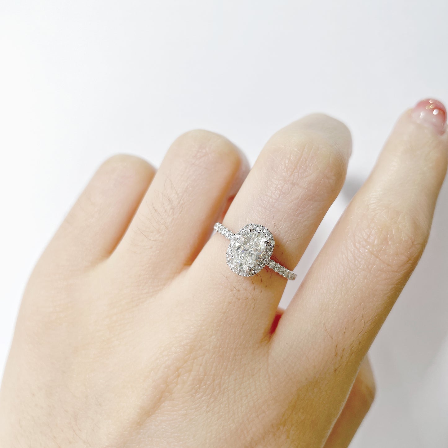 18k Gold Oval Lab-Grown Diamond Engagement Rings