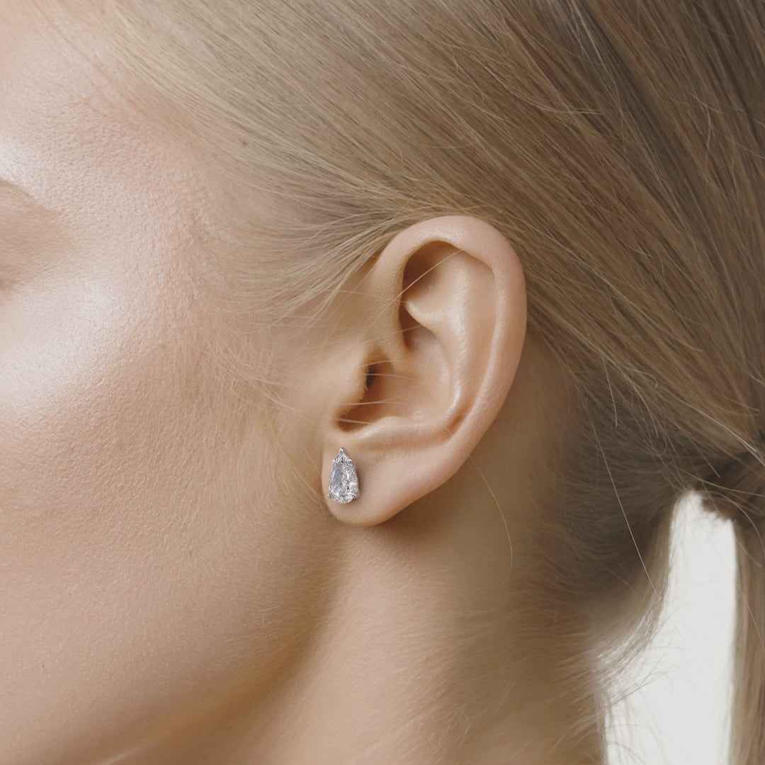 18K Gold Stud Earrings Set With Pear Lab Diamonds